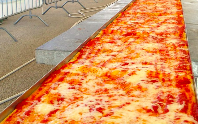 La-Pizza-più-lunga-del-mondo-sul-lungomare-Caracciolo-di-Napoli