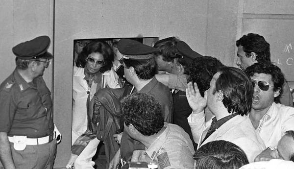 L'attrice Sofia Loren lascia il carcere di Caserta dopo una detenzione durata 17 giorni, in un'immagine del 4 giugno 1982. Con la sentenza 24017 depositata oggi dalla Sezione tributaria della Cassazione, la Suprema Corte ha accolto il ricorso di Sofia Scicolone, in arte Sofia Loren, contro il verdetto della Commissione tributaria di Roma che le aveva ingiunto di pagare le tasse sul 70% del reddito accertato anziché sul 60% come sosteneva l'attrice. Adesso c'è il via libera allo sgravio fiscale in favore della Loren che pagherà le tasse solo sul 60% di poco più di un miliardo di vecchie lire non dichiarato nel modello 740 di 39 anni fa. Per i suoi problemi con il fisco Sofia Loren finì il 19 maggio 1982 nel carcere femminile di Caserta dopo l'arresto avvenuto appena atterrata all'aeroporto di Fiumicino, di ritorno dalla Svizzera dove risiedeva con la famiglia. Scontò 17 giorni di detenzione per aver omesso di presentare la denuncia dei redditi (poi definiti in 112 milioni di lire di imponibile per l'imposta complementare del 1963-1964). ANSA / OLDPIX