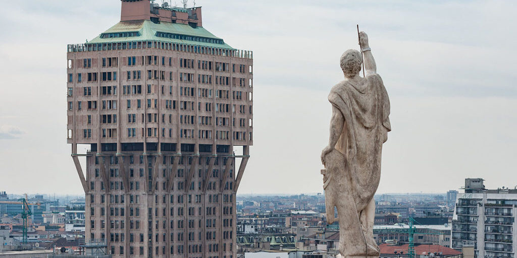 1200px-Milano_Italy_Torre-Velasca-from-Duomo-01