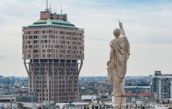 1200px-Milano_Italy_Torre-Velasca-from-Duomo-01