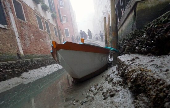Internal canals reduced to muddy streets, boats moored on dry land, the ancient foundations of the buildings in sight, even along the Grand Canal, Venice has been struggling for many days with a low tide - caused by the opposite phenomenon of high water - which is beginning to create serious problems also for navigability, Venice, Italy, 17 February 2023. The exceptional nature of the phenomenon, explain from the center predictions municipal tides, is not so much in the measures under the zero reached by the lagoon (-60 centimeters in recent days, - 56 centimeters today) as in its duration. The low water, given the expected atmospheric pressure, will continue in the coming days, at least until Tuesday.     ANSA / ANDREA MEROLA